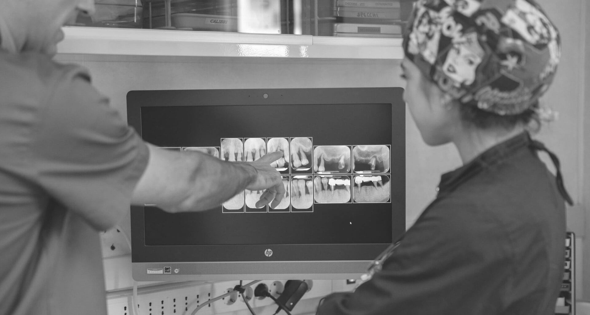 dentisti a Roma durante l’analisi di una panoramica dentale