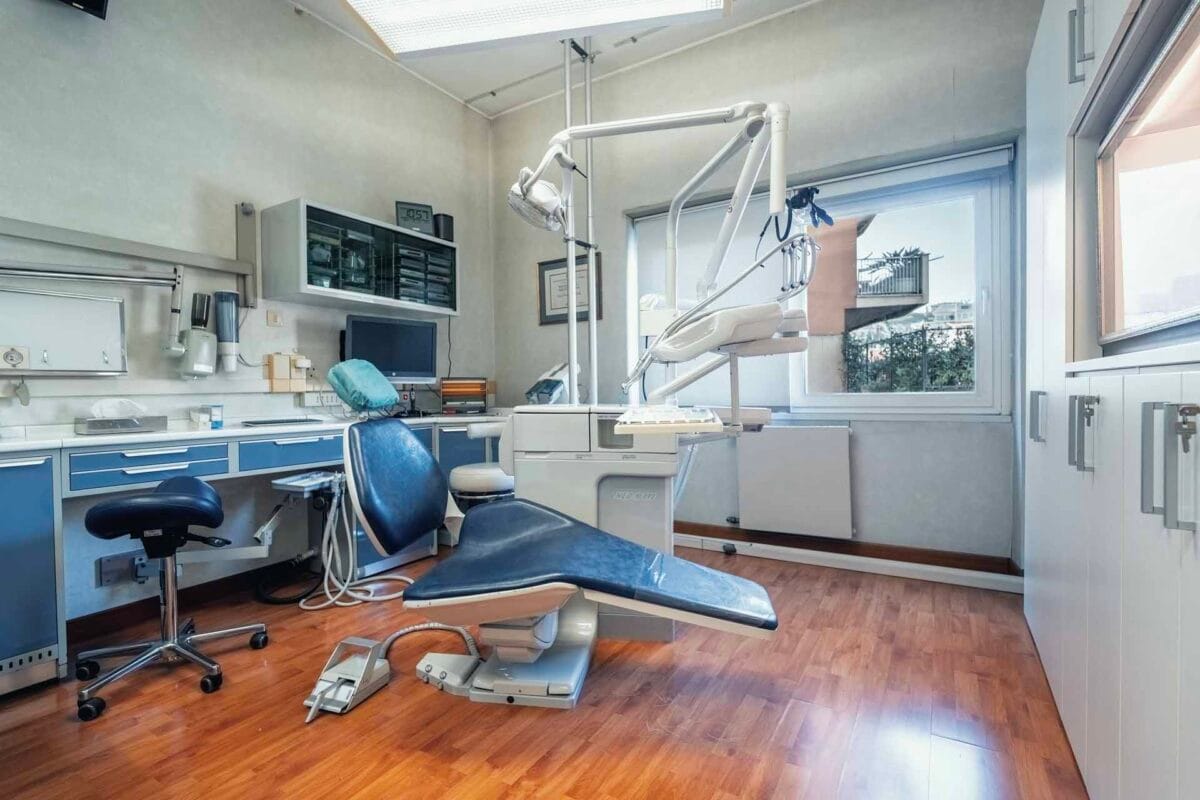 ambiente clinico moderno nello studio dentistico a Roma