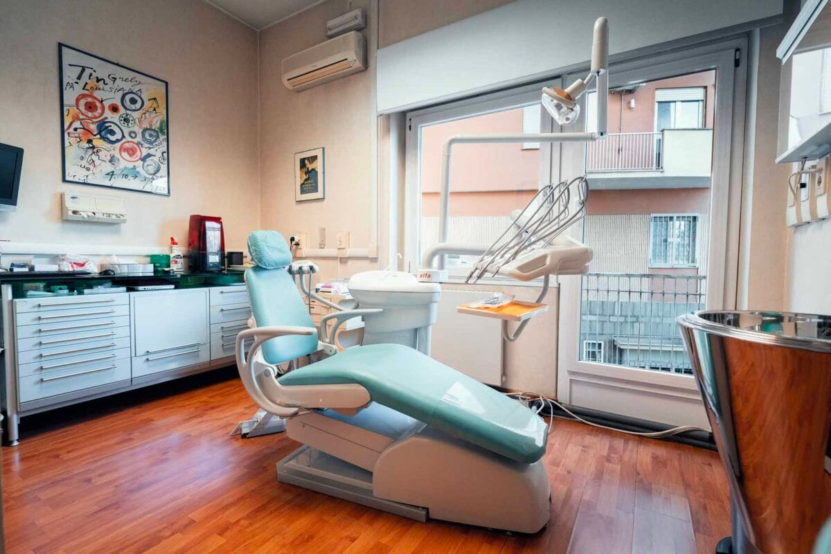 poltrona odontoiatrica nello studio dentistico a Roma